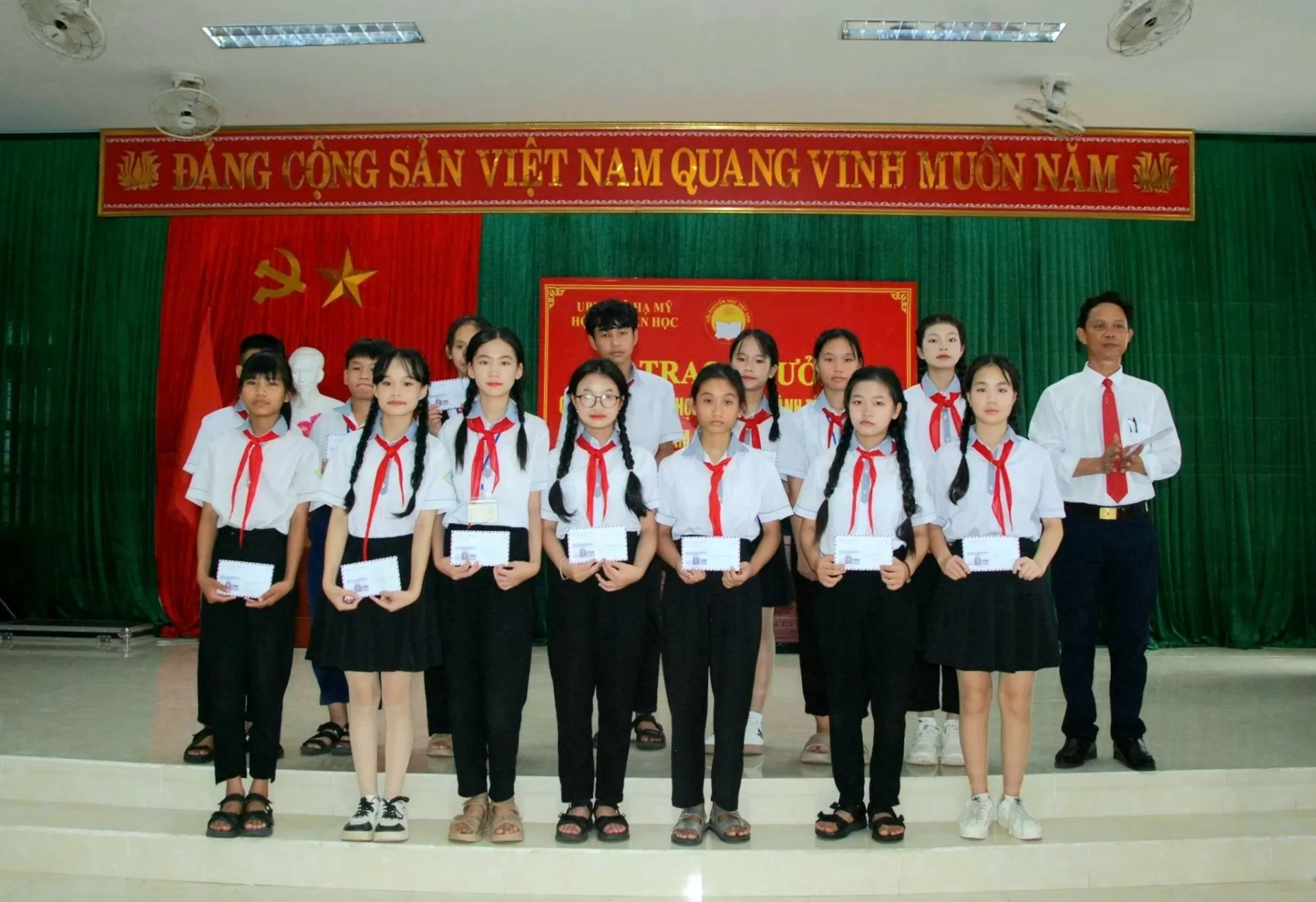 Trao thưởng học sinh đạt giải năm học 2024-2025