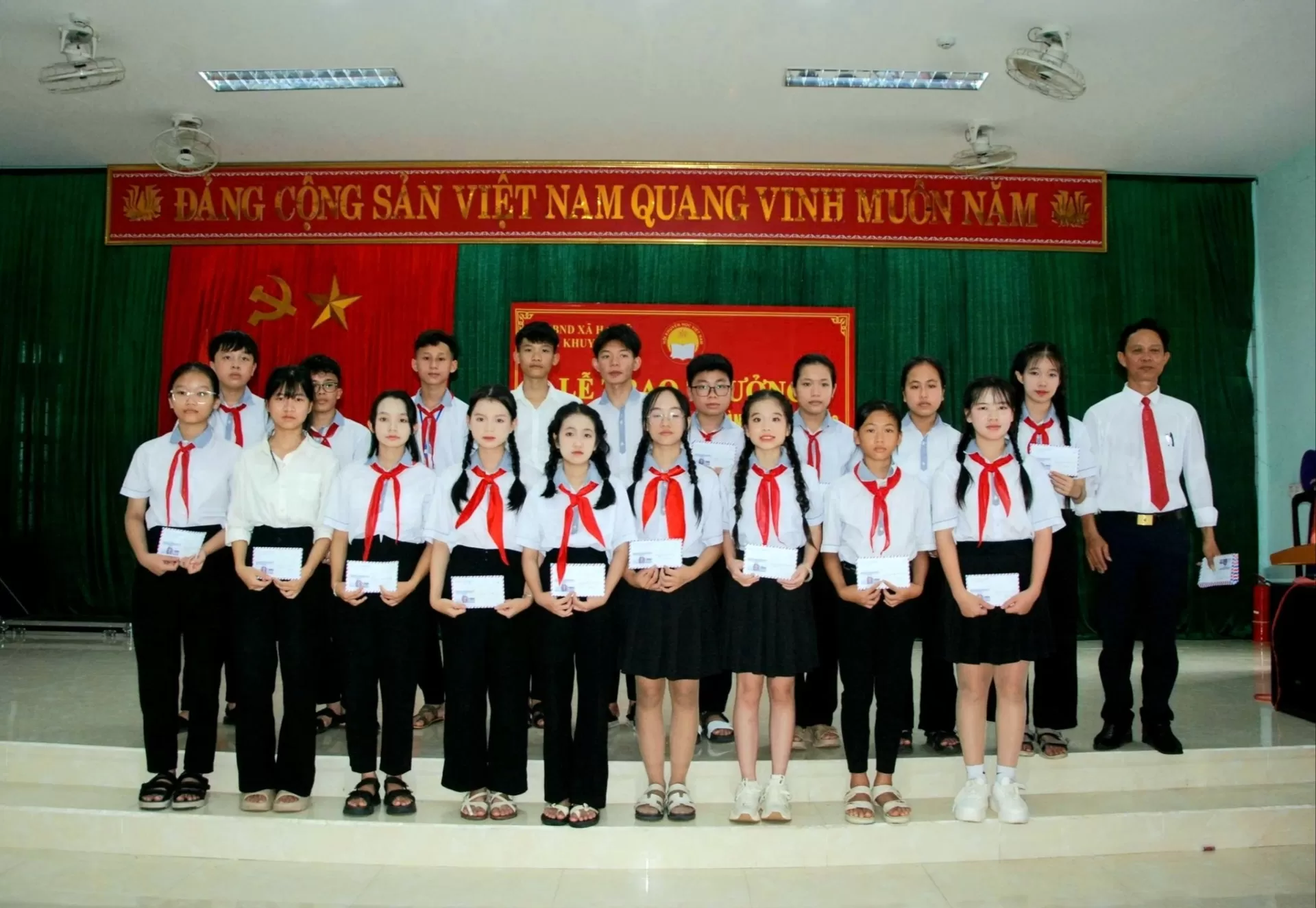 Trao thưởng học sinh đạt giải năm học 2024-2025