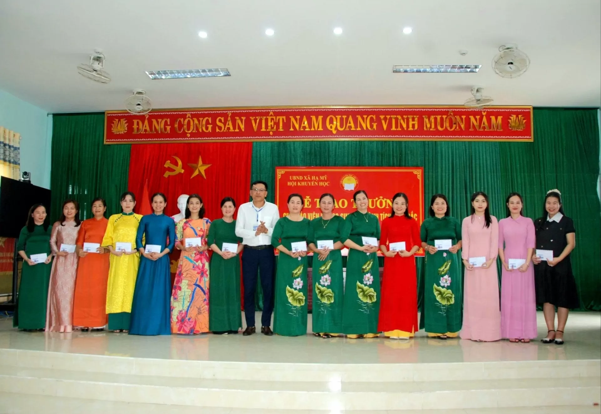 Trao thưởng học sinh đạt giải năm học 2024-2025