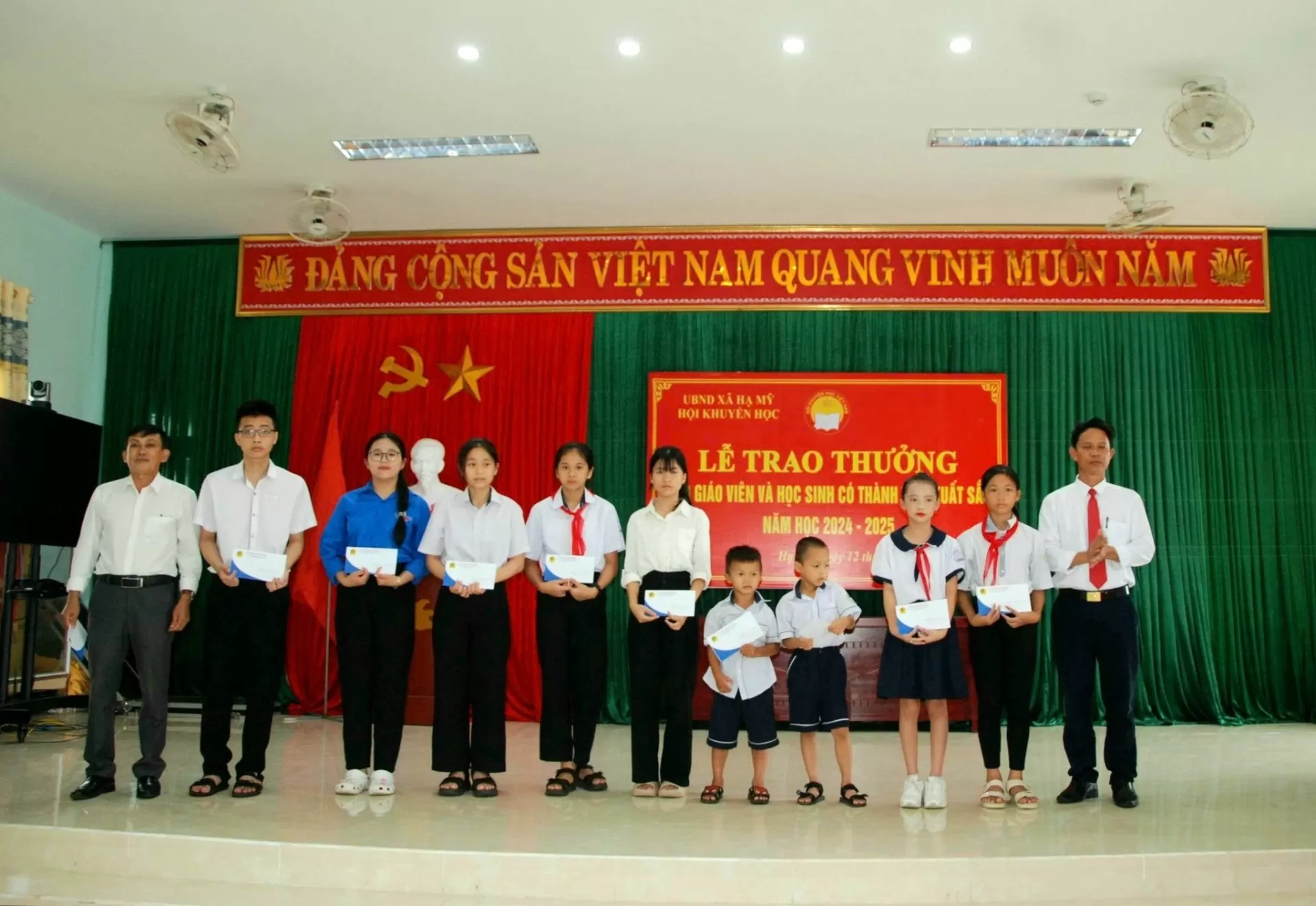 Trao thưởng học sinh đạt giải năm học 2024-2025
