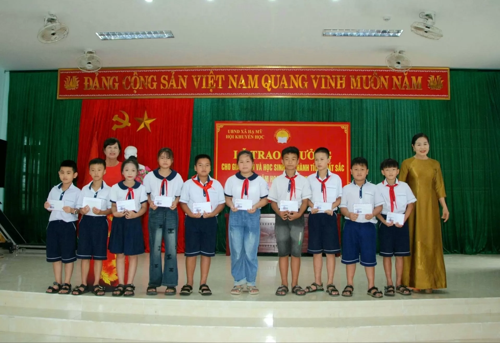 Trao thưởng học sinh đạt giải năm học 2024-2025