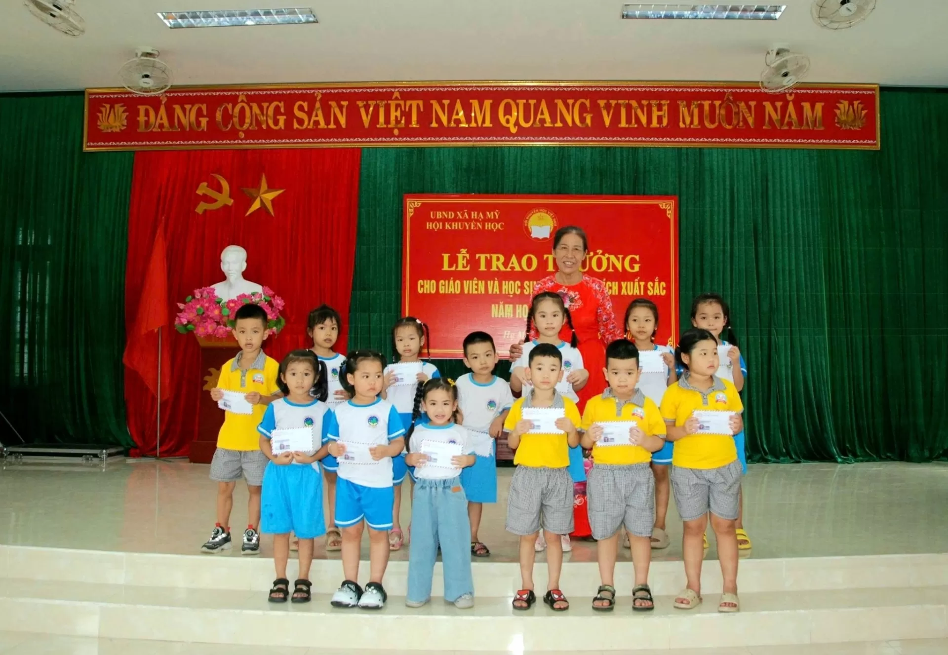 Trao thưởng học sinh đạt giải năm học 2024-2025