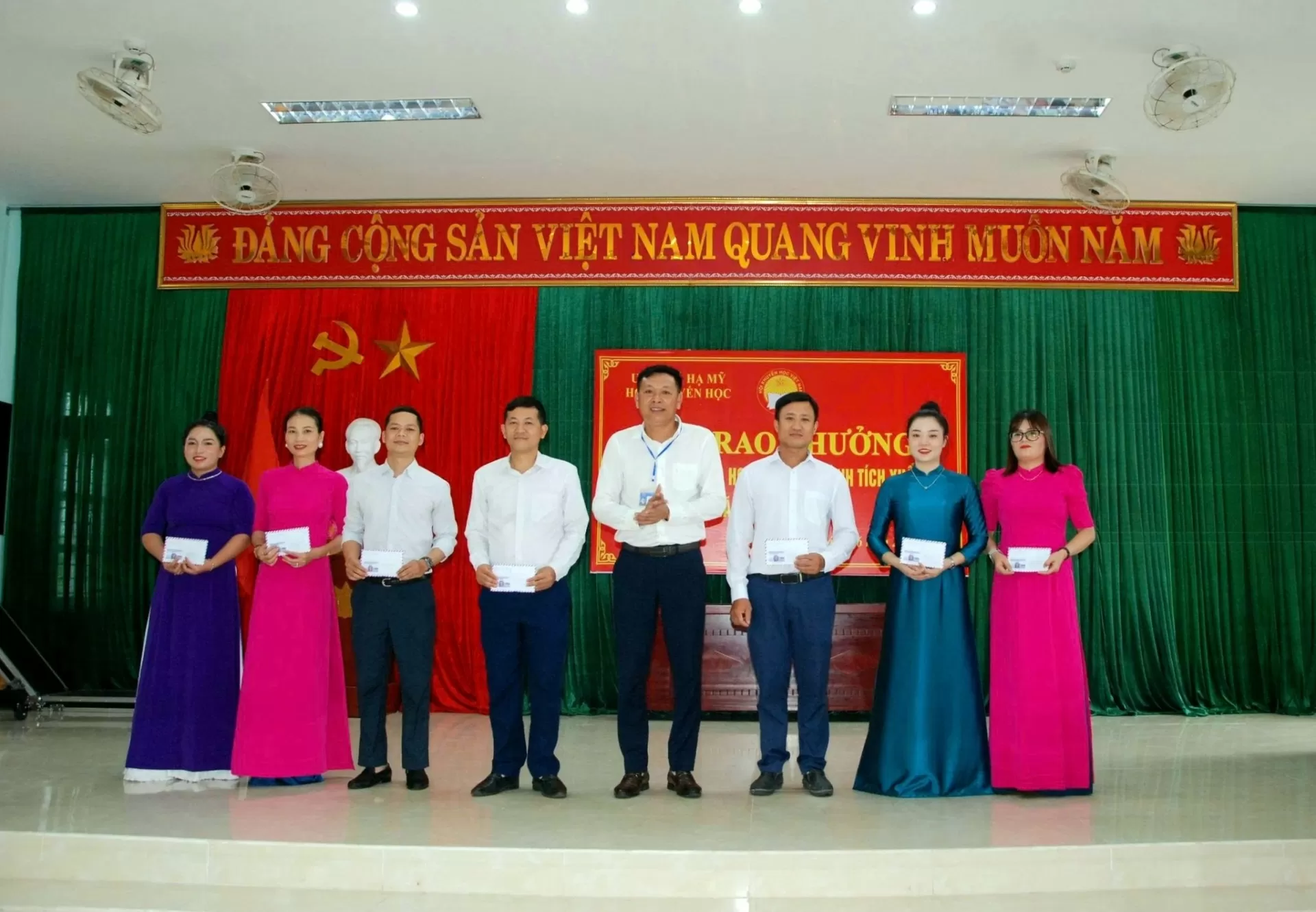 Trao thưởng học sinh đạt giải năm học 2024-2025