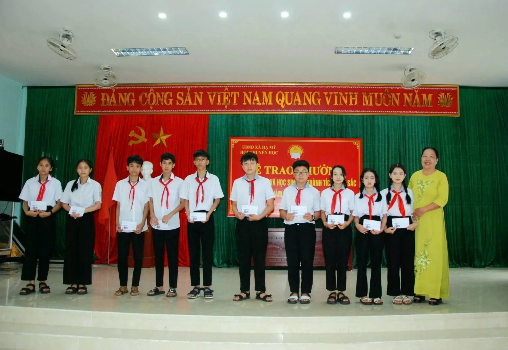 Trao thưởng học sinh đạt giải năm học 2024-2025