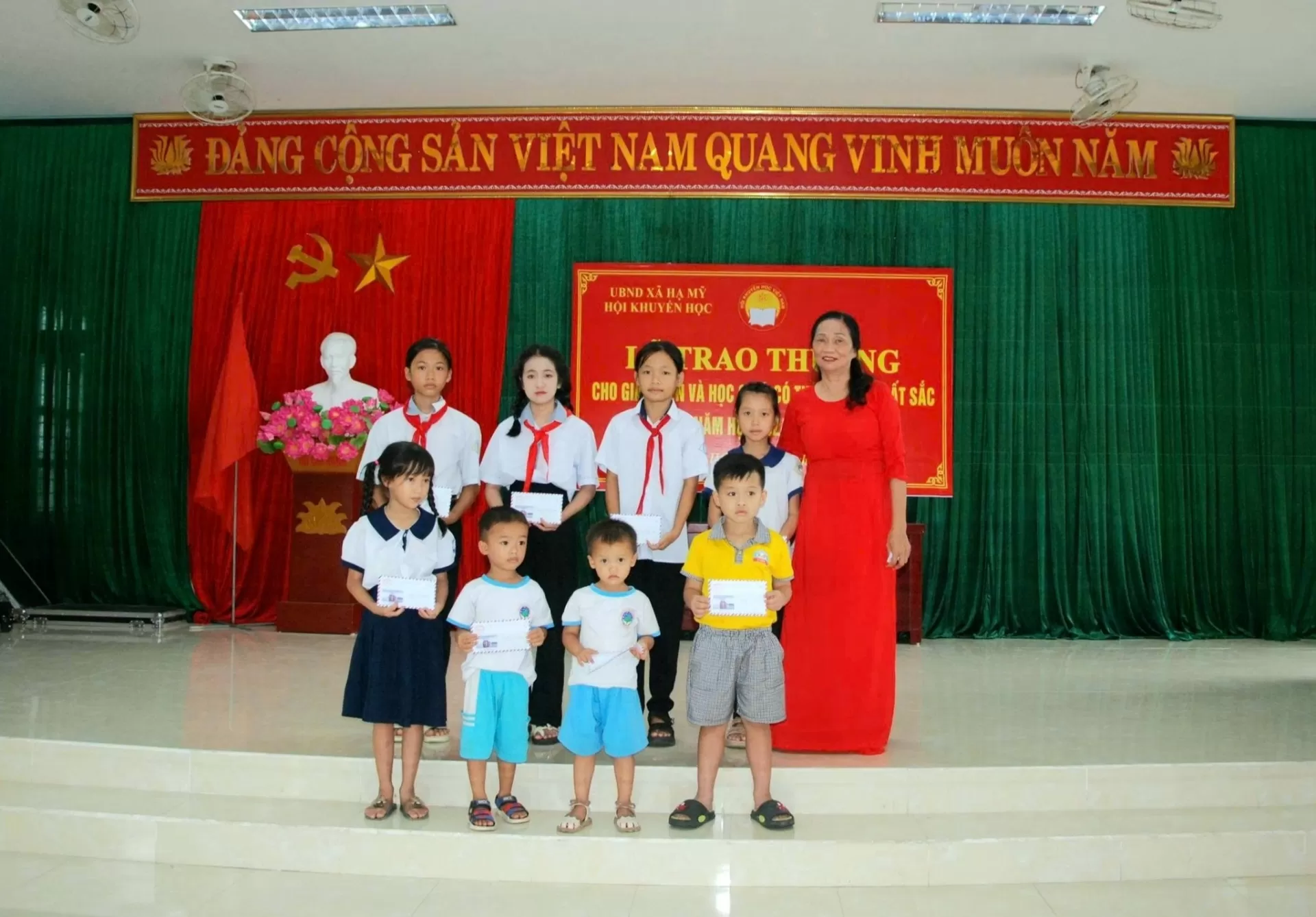 Trao thưởng học sinh đạt giải năm học 2024-2025