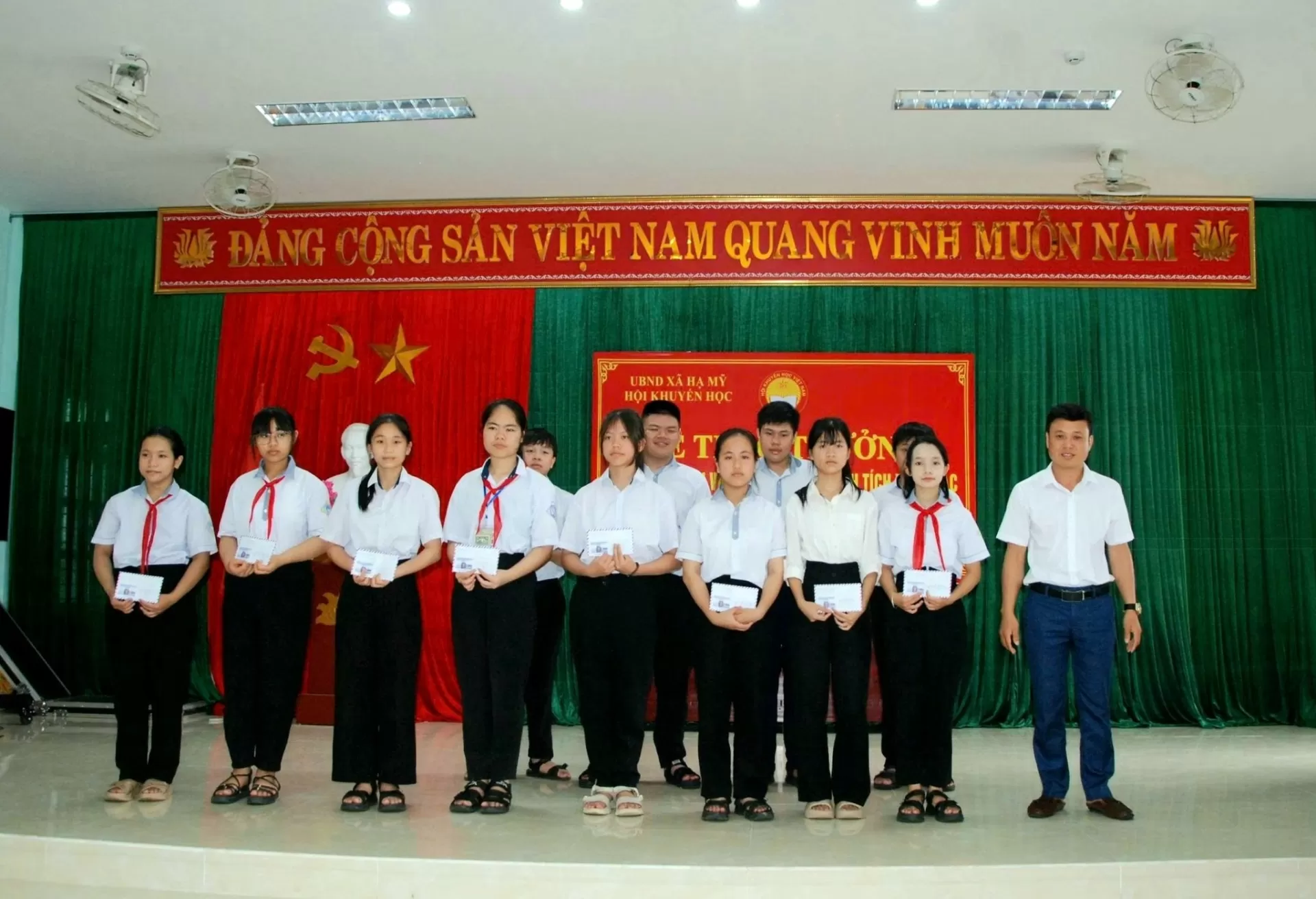Trao thưởng học sinh đạt giải năm học 2024-2025
