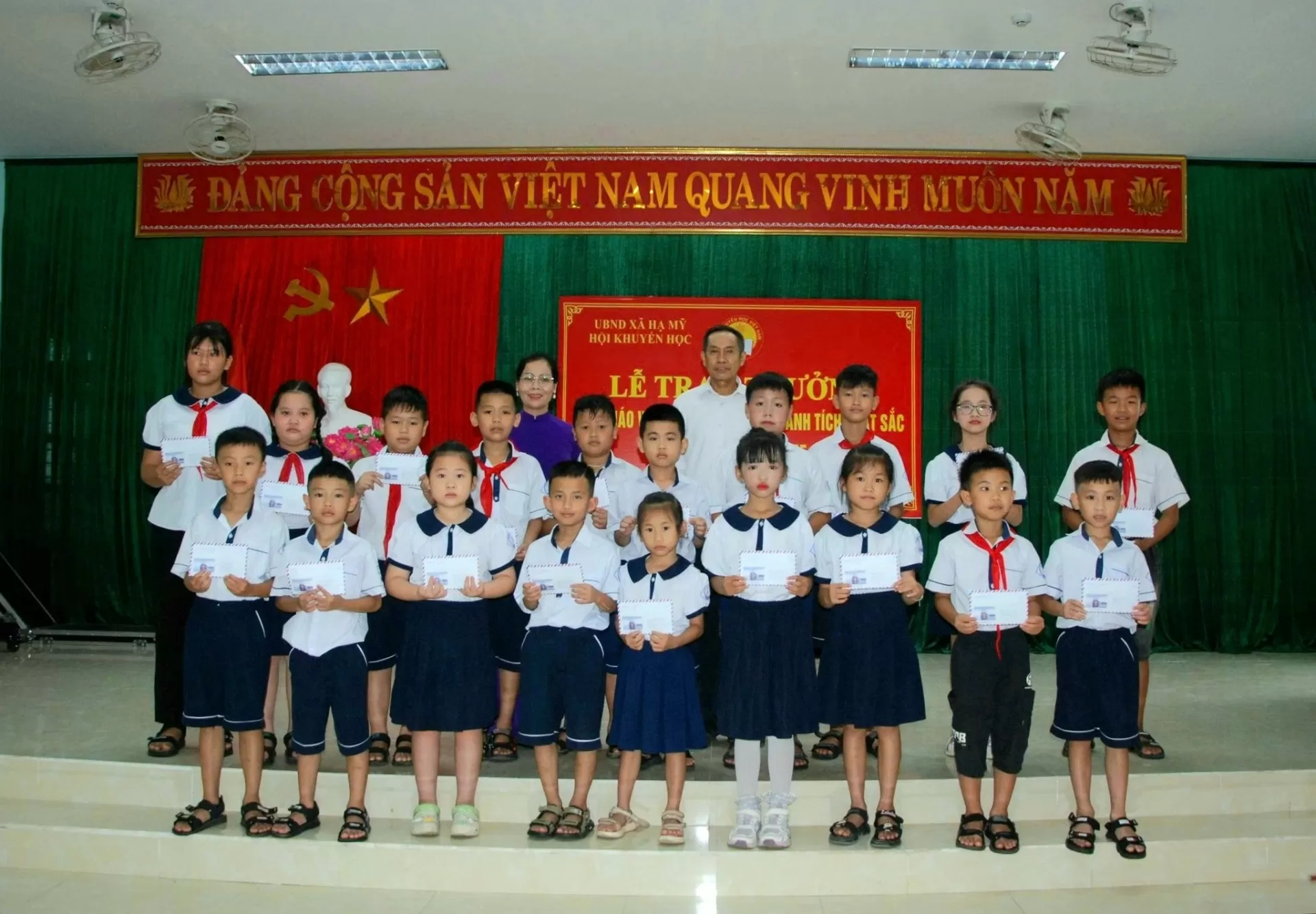 Trao thưởng học sinh đạt giải năm học 2024-2025