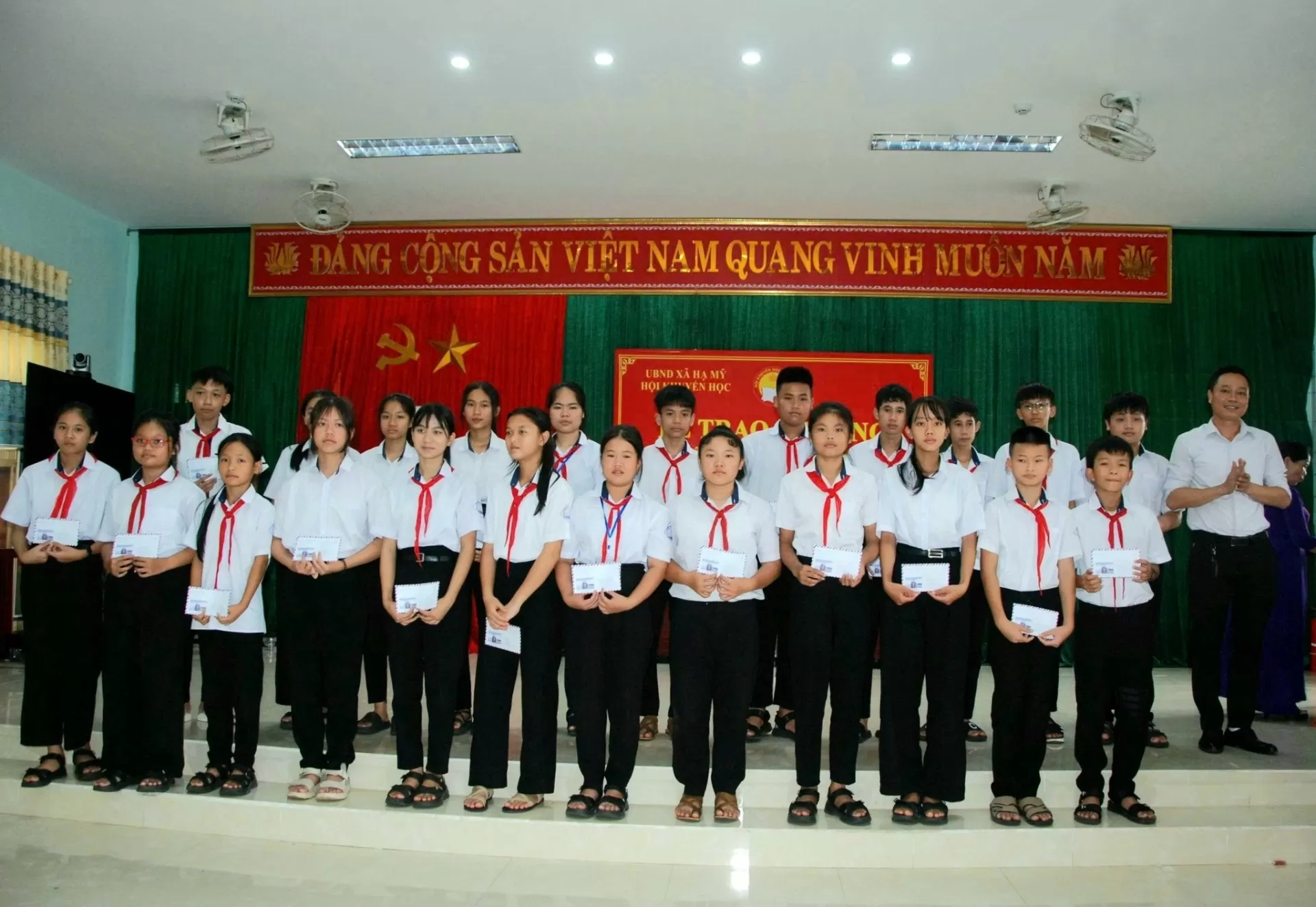 Trao thưởng học sinh đạt giải năm học 2024-2025