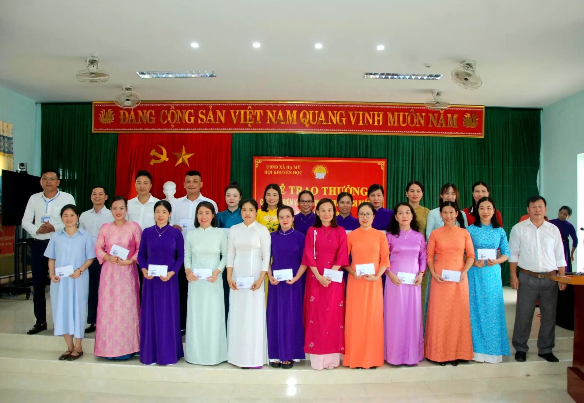 Trao thưởng học sinh đạt giải năm học 2024-2025