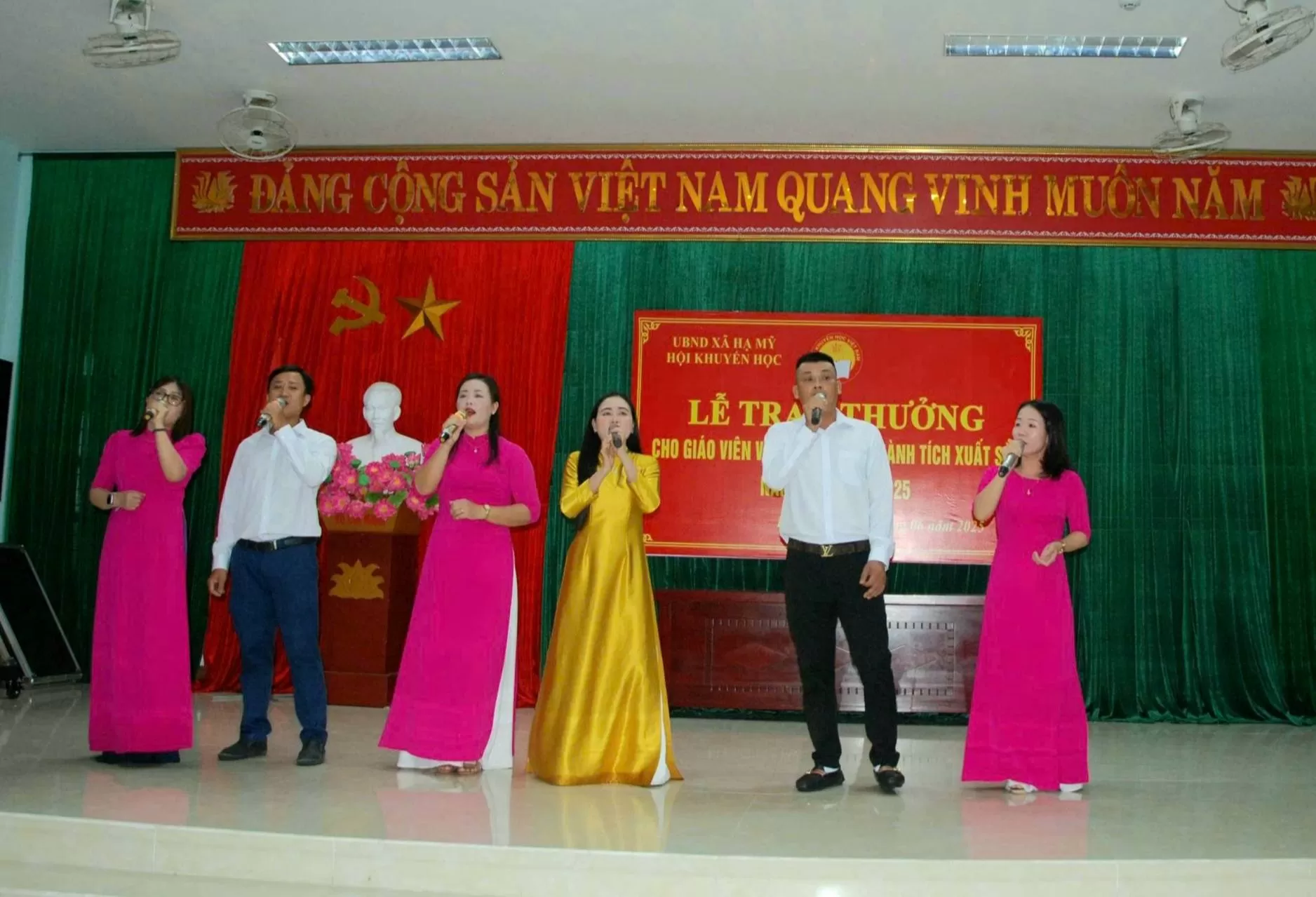Văn nghệ tại lễ trao thưởng học sinh giỏi năm 2024 - 2025