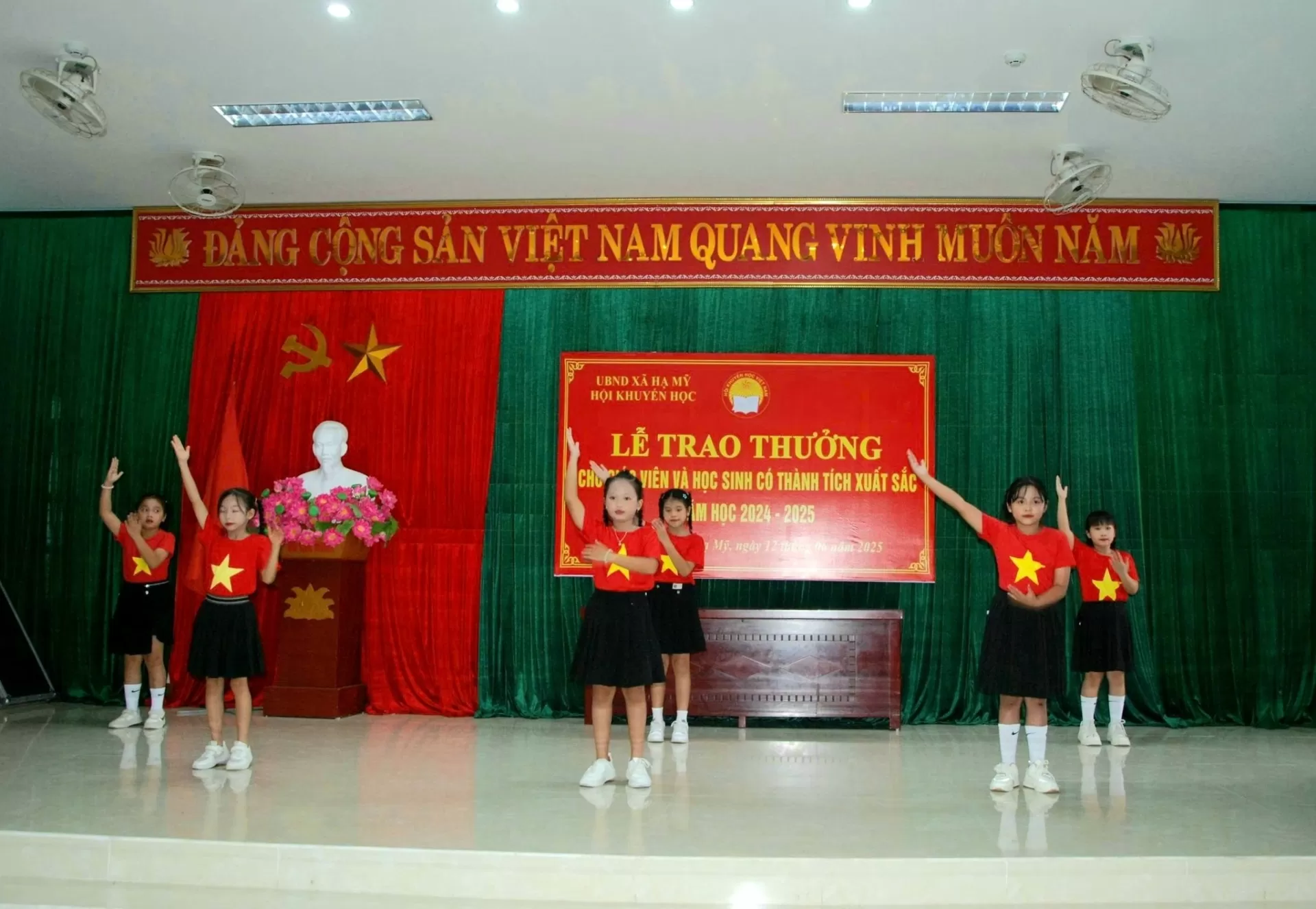 Văn nghệ tại lễ trao thưởng học sinh giỏi năm 2024 - 2025