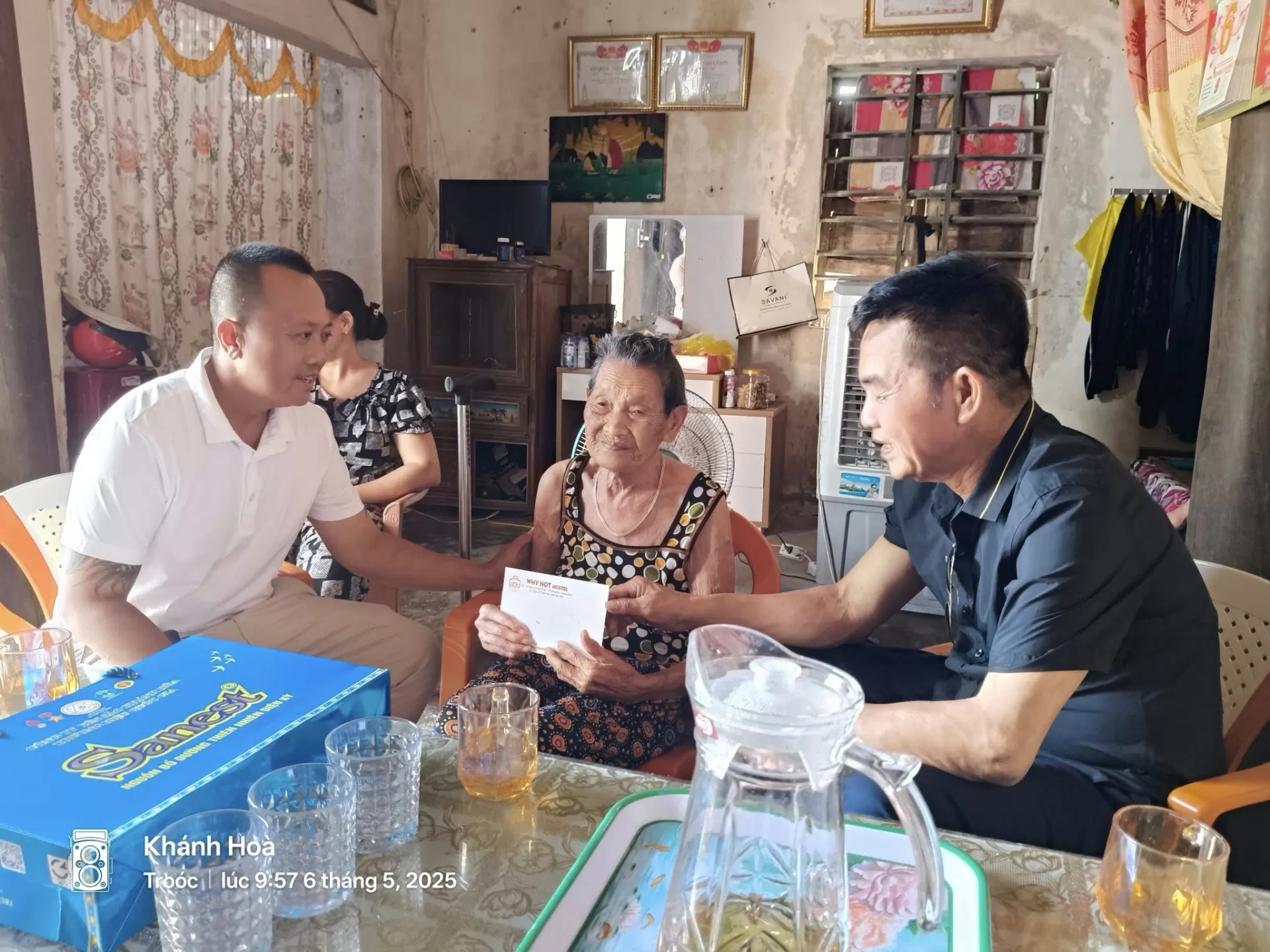 Tặng quà cho mẹ Việt Nam Anh hùng