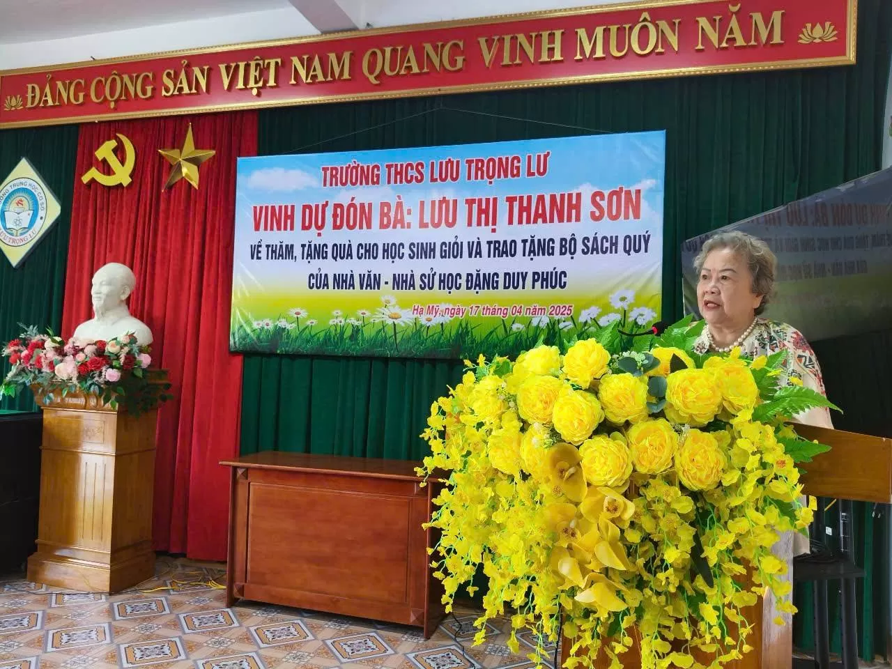Tặng quà cho quê hương và sách cho trường THCS Lưu Trọng Lư