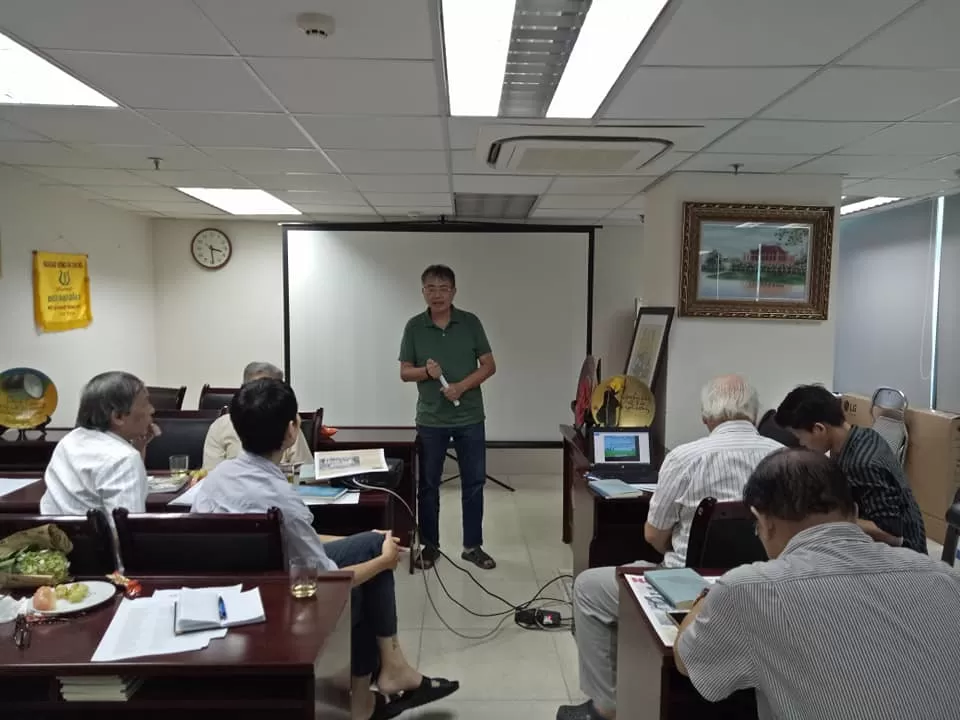 Khúc gỗ giữa dòng