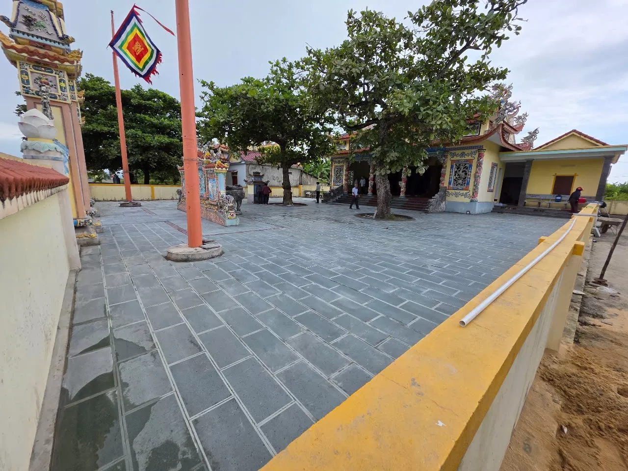 Nâng cấp sân nhà thờ Họ Lưu Quan