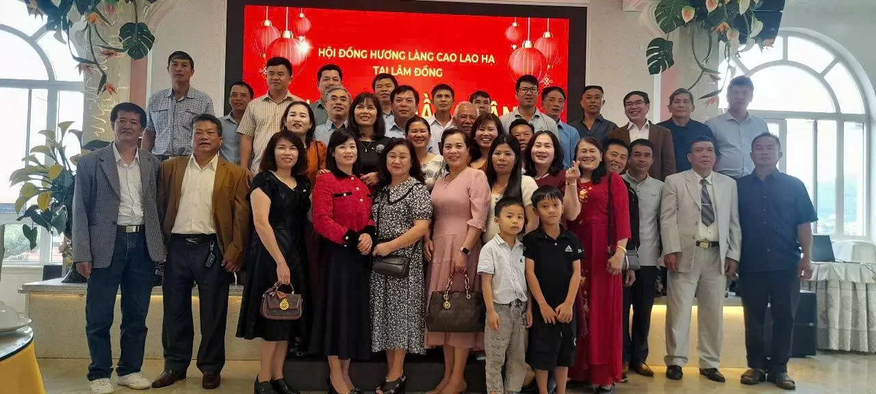 Bà con xa quê gặp mặt đầu xuân