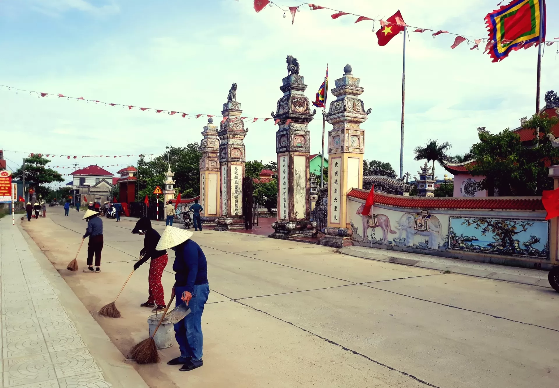Vệ sinh chuẩn bị lễ cúng Đình làng 2025