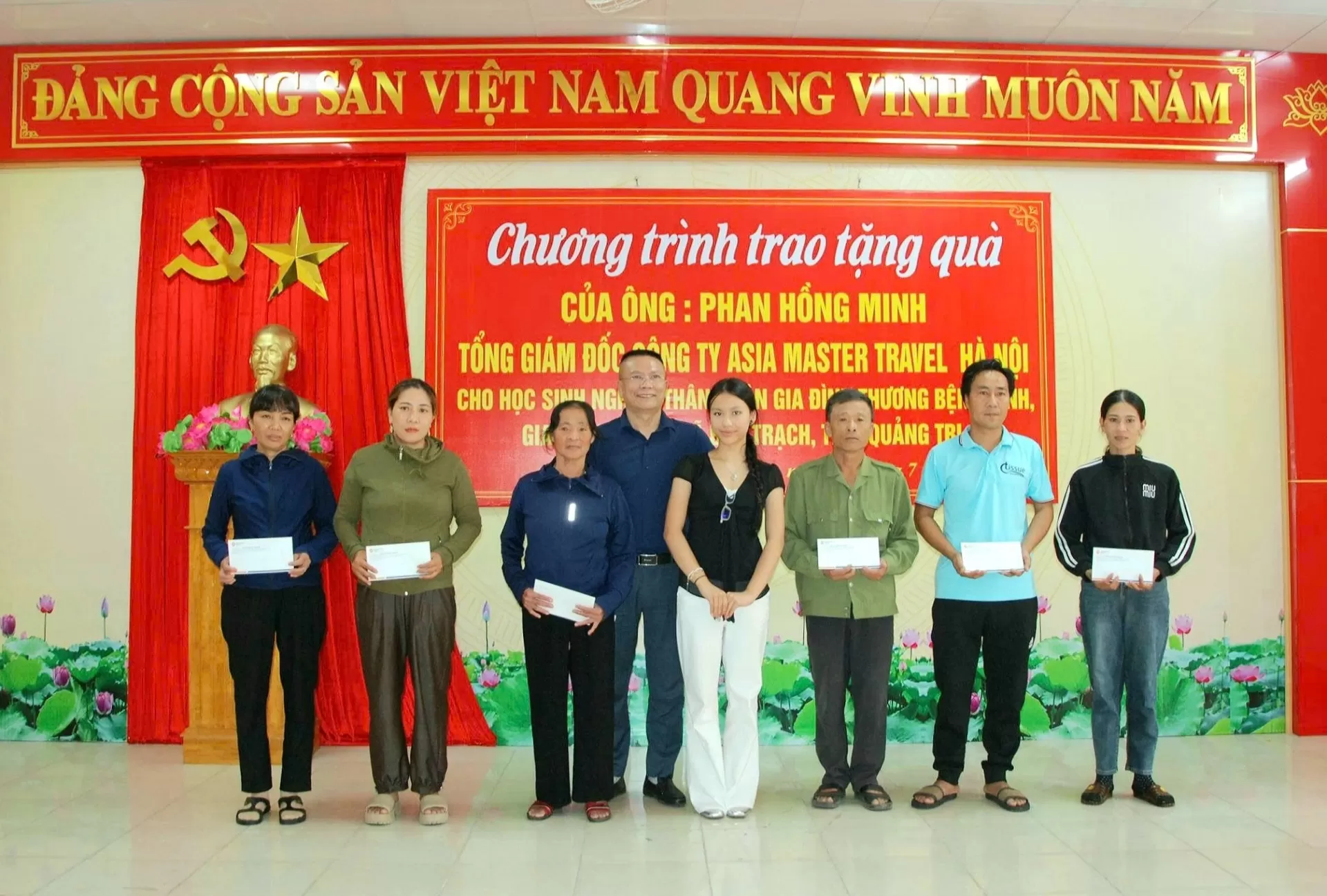 Tặng quà cho các gia đình chính sách