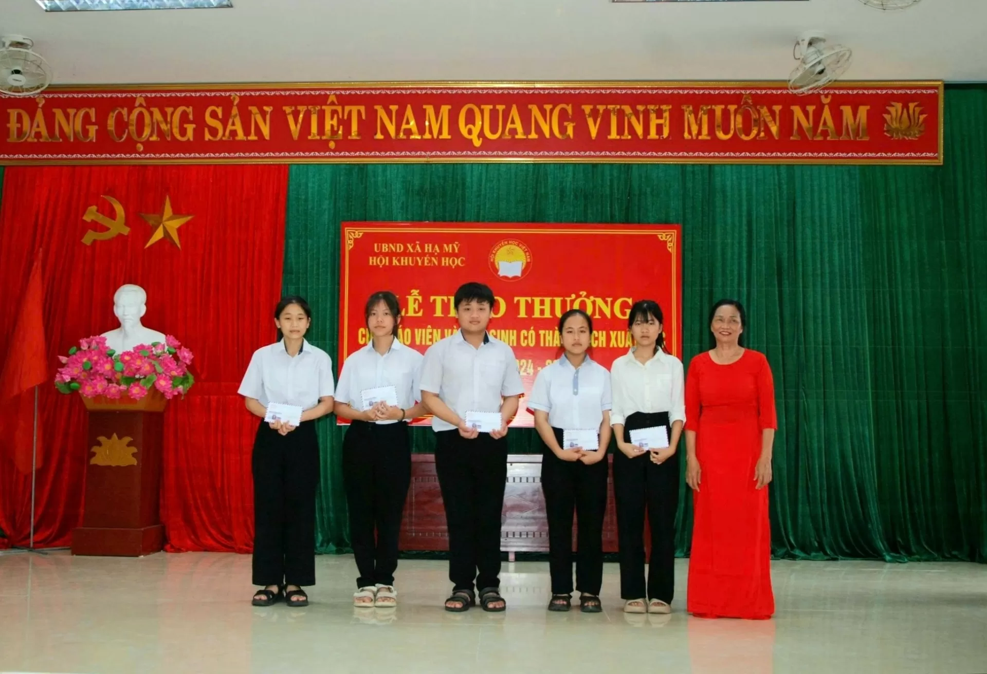 Trao thưởng học sinh đạt giải năm học 2024-2025