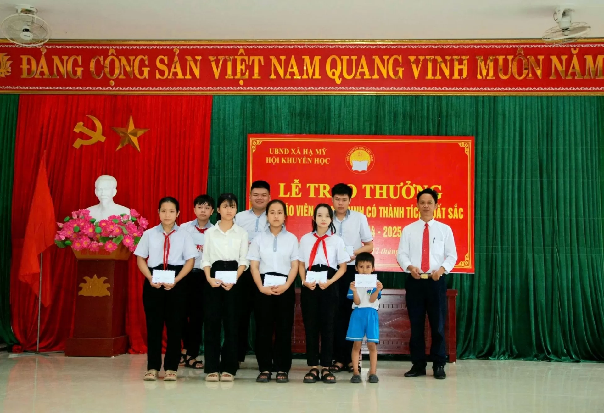 Trao thưởng học sinh đạt giải năm học 2024-2025