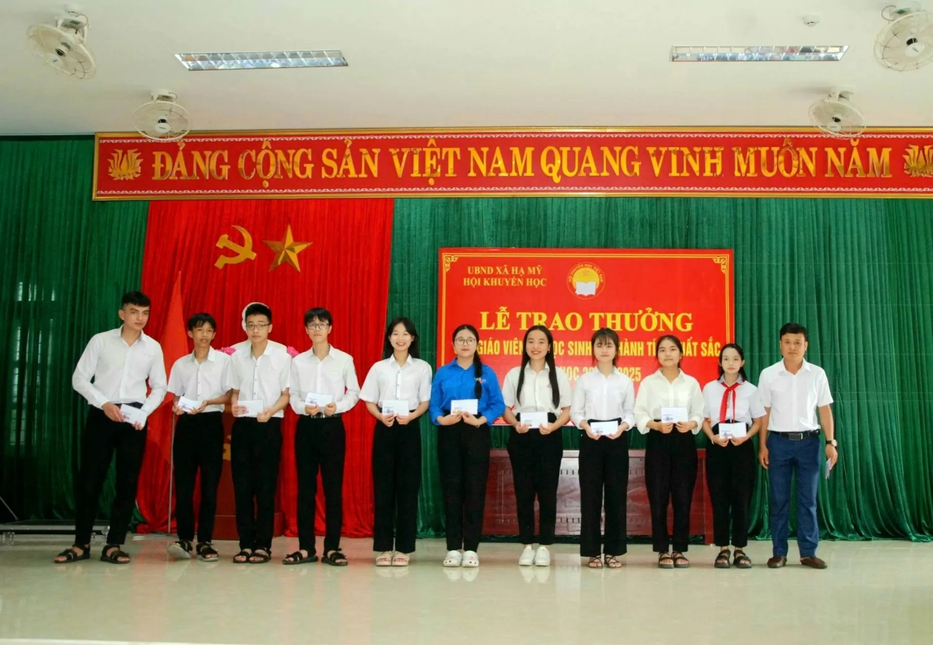 Trao thưởng học sinh đạt giải năm học 2024-2025