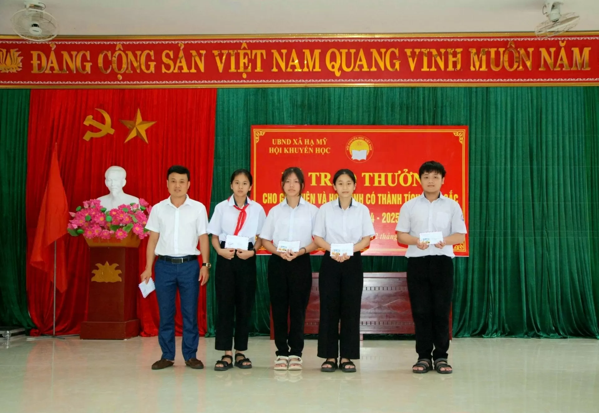 Trao thưởng học sinh đạt giải năm học 2024-2025