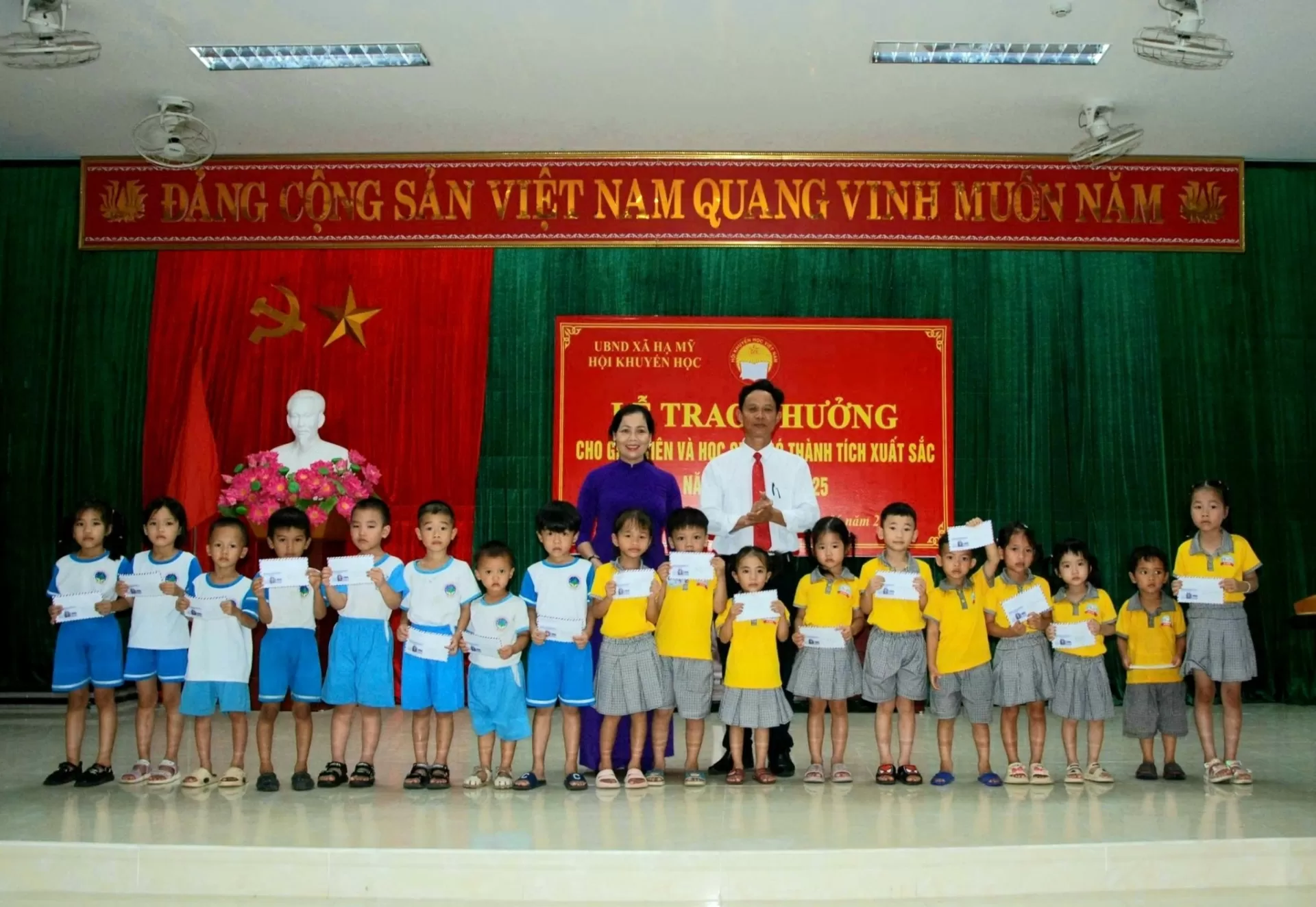 Trao thưởng học sinh đạt giải năm học 2024-2025
