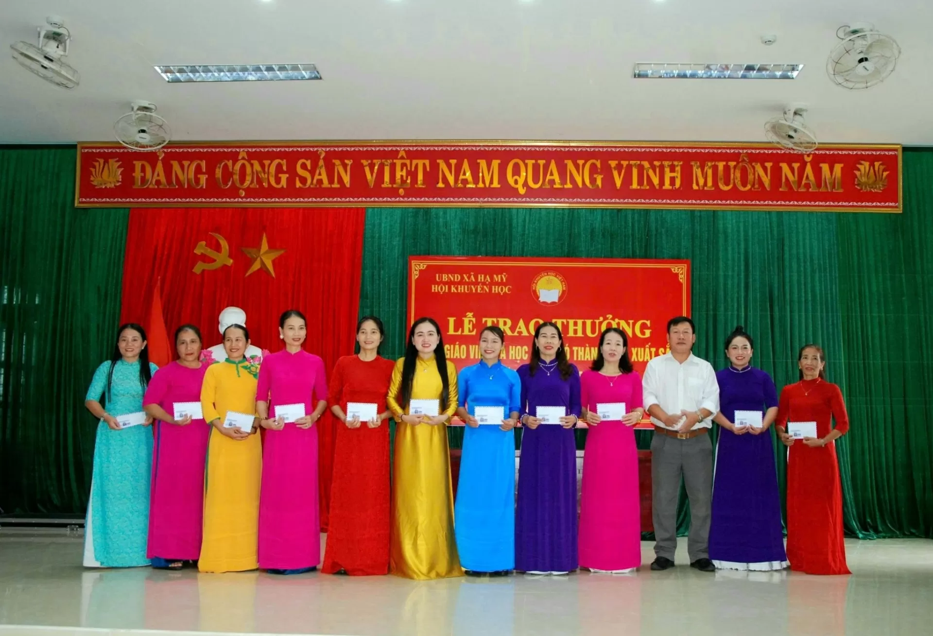 Trao thưởng học sinh đạt giải năm học 2024-2025