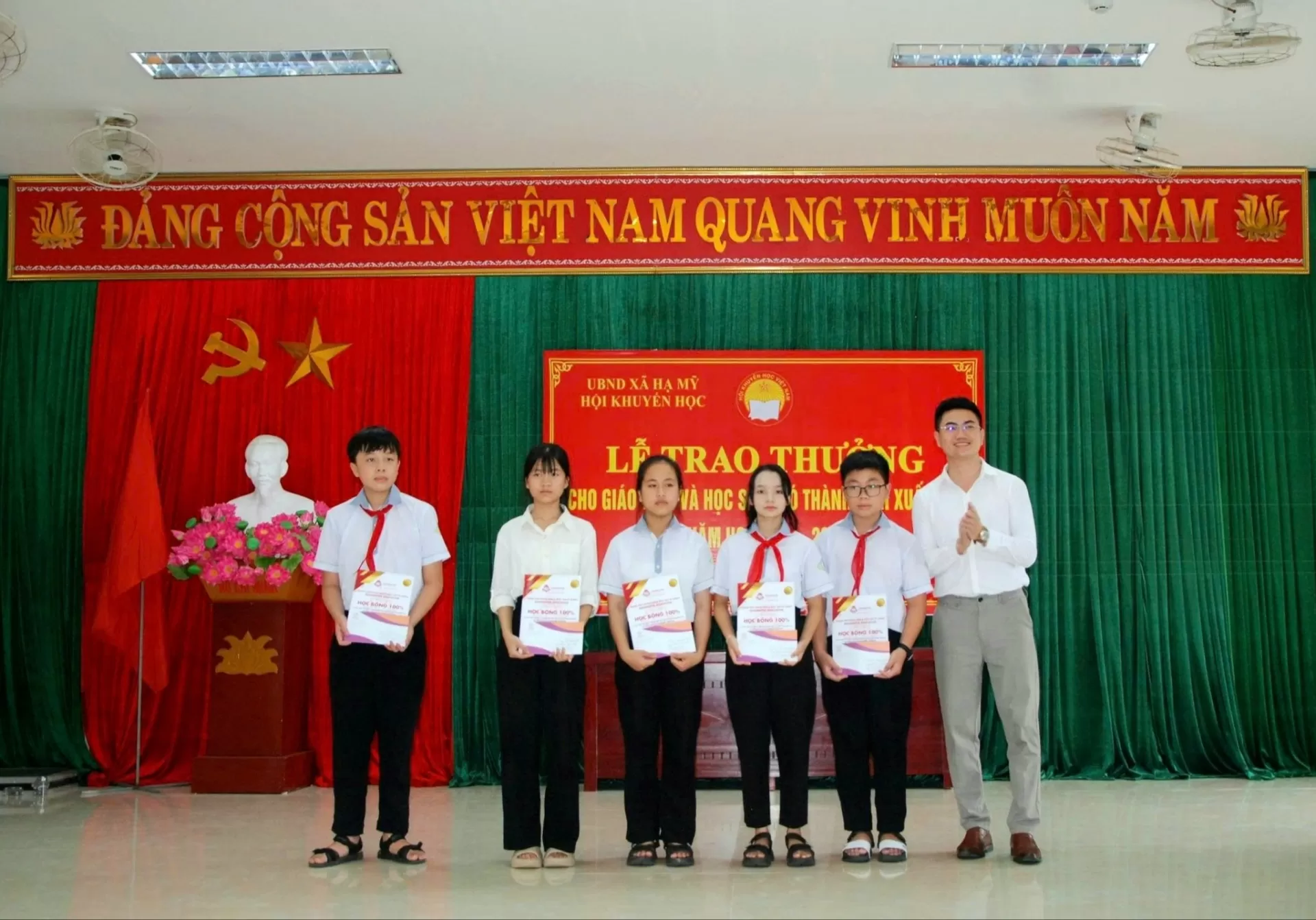 Trao thưởng học sinh đạt giải năm học 2024-2025