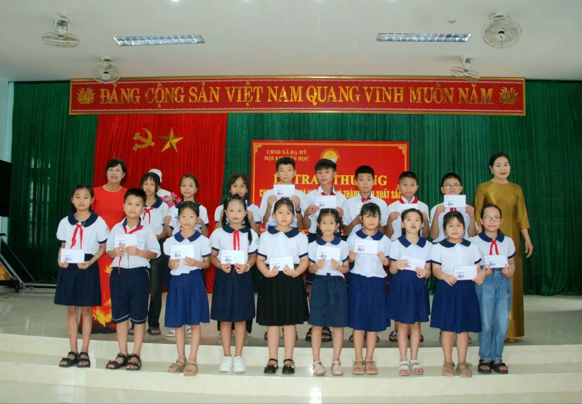 Trao thưởng học sinh đạt giải năm học 2024-2025