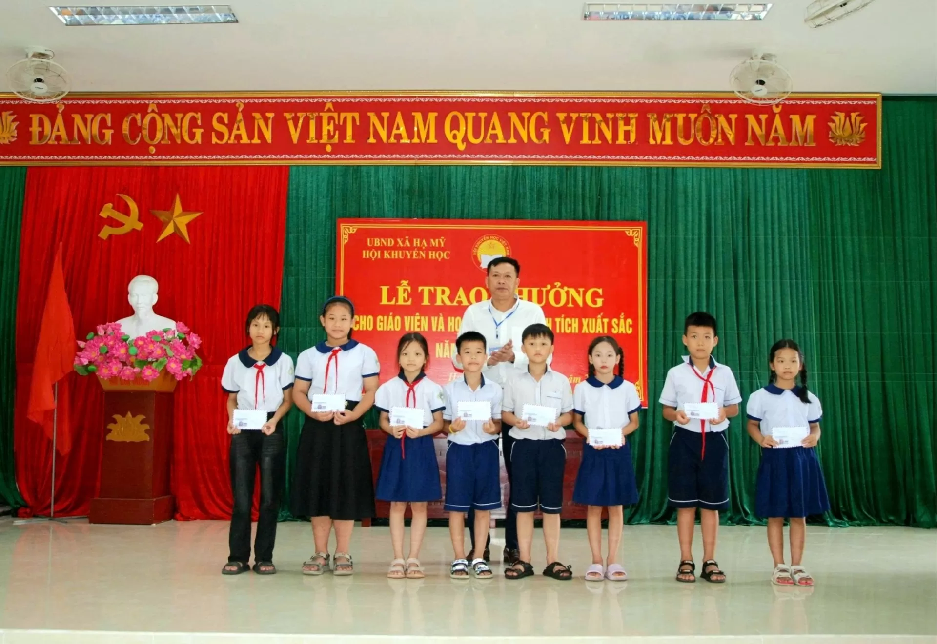Trao thưởng học sinh đạt giải năm học 2024-2025