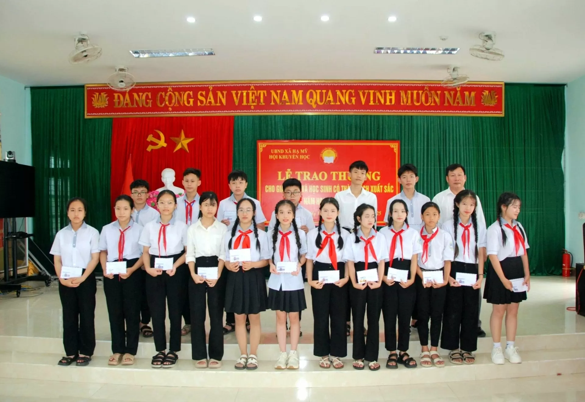 Trao thưởng học sinh đạt giải năm học 2024-2025