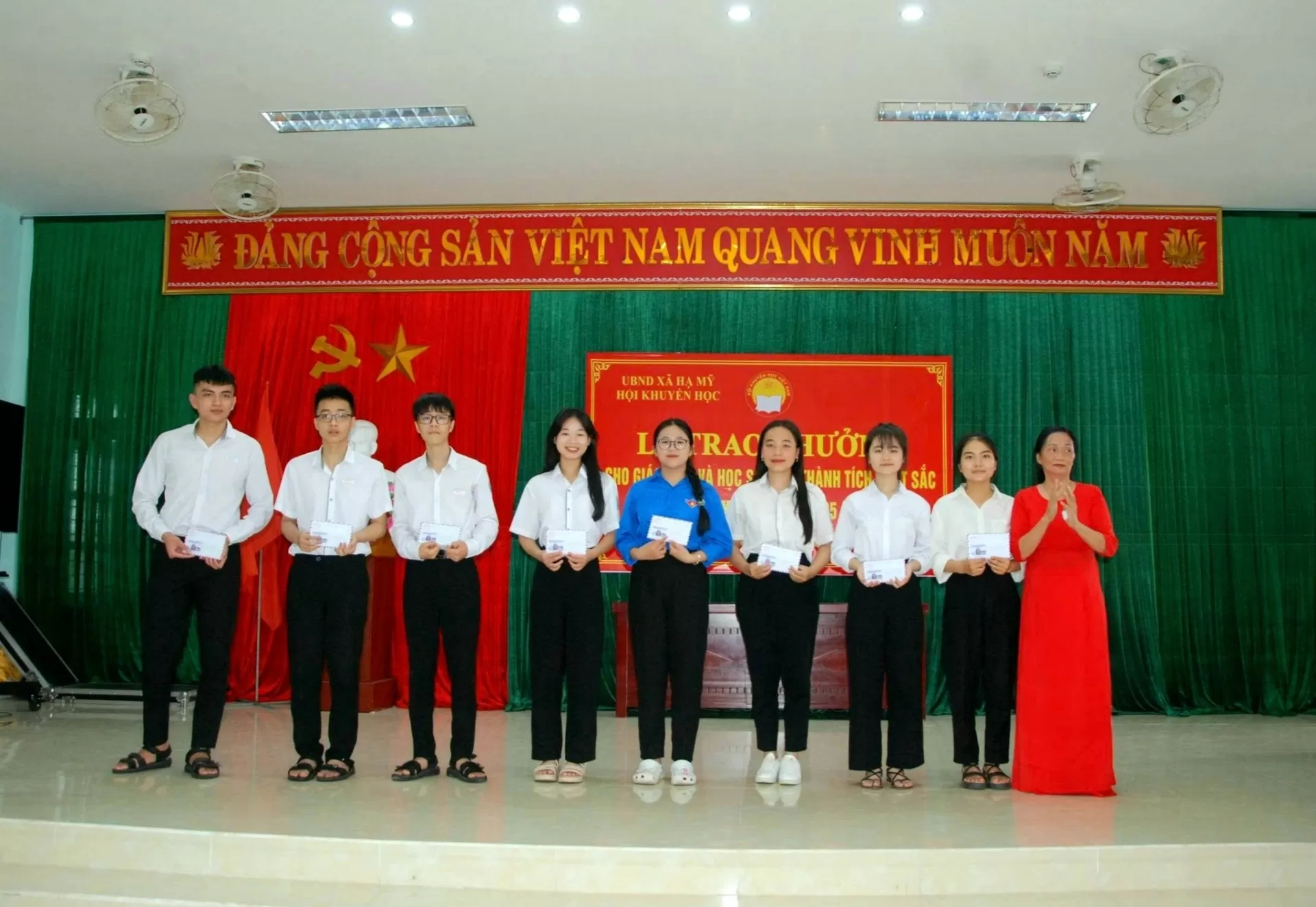Trao thưởng học sinh đạt giải năm học 2024-2025
