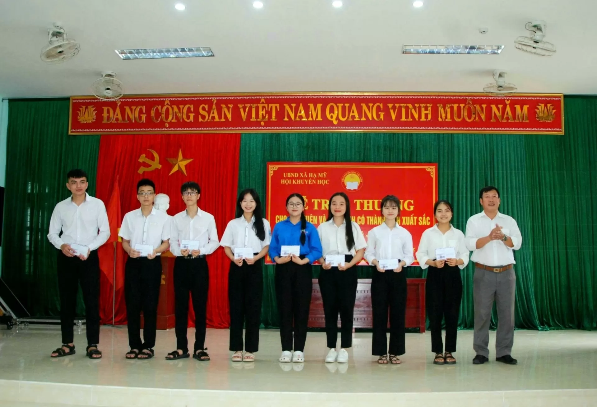 Trao thưởng học sinh đạt giải năm học 2024-2025