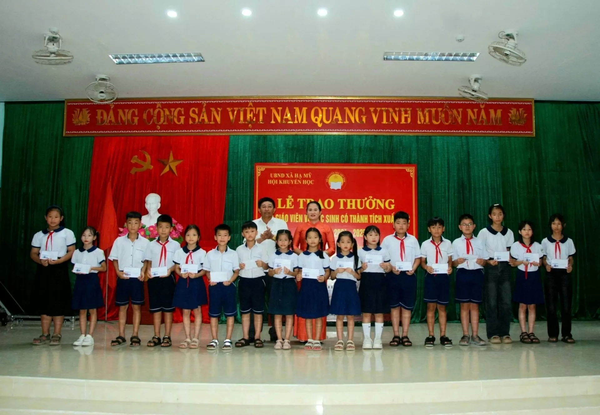 Trao thưởng học sinh đạt giải năm học 2024-2025