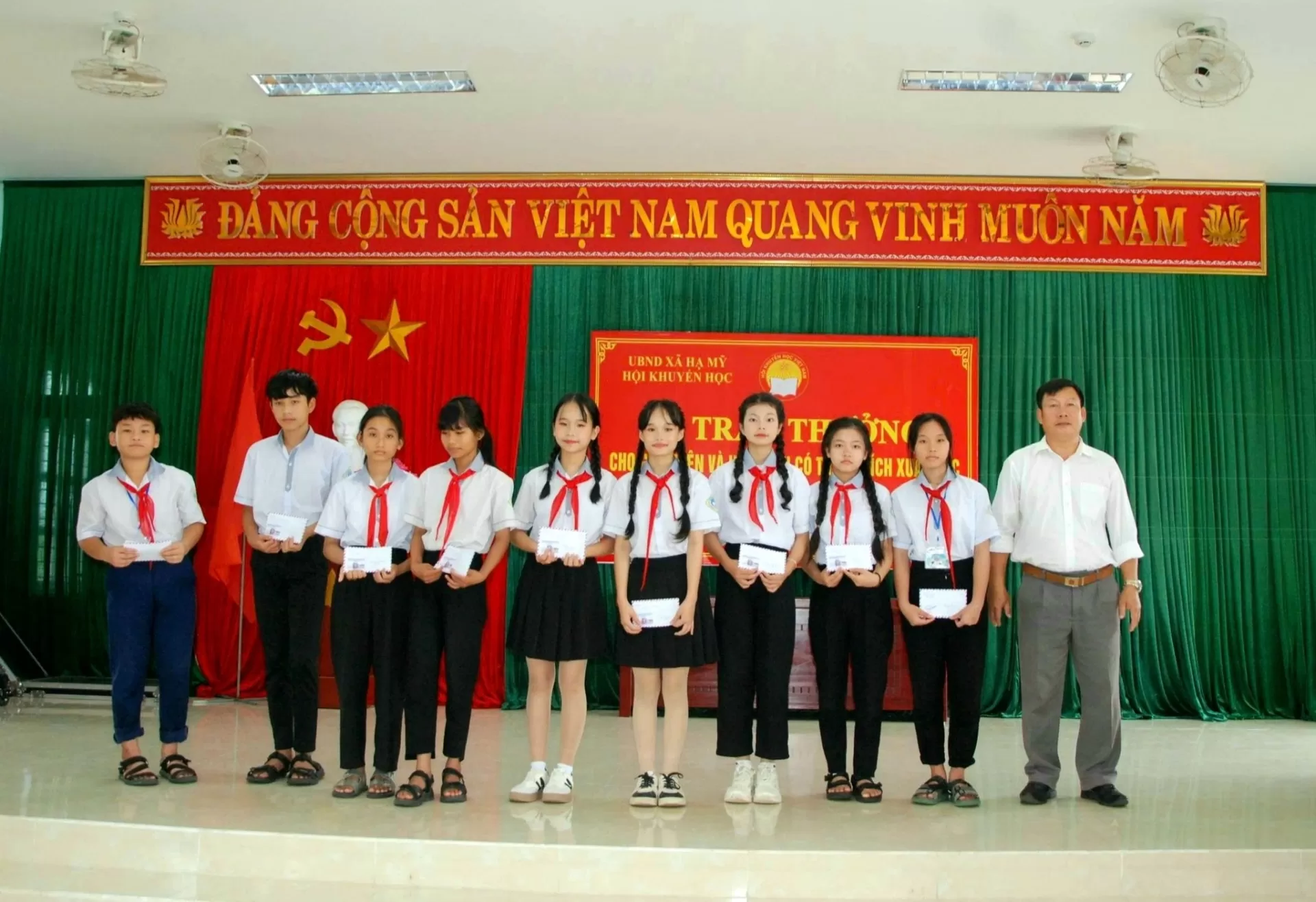 Trao thưởng học sinh đạt giải năm học 2024-2025