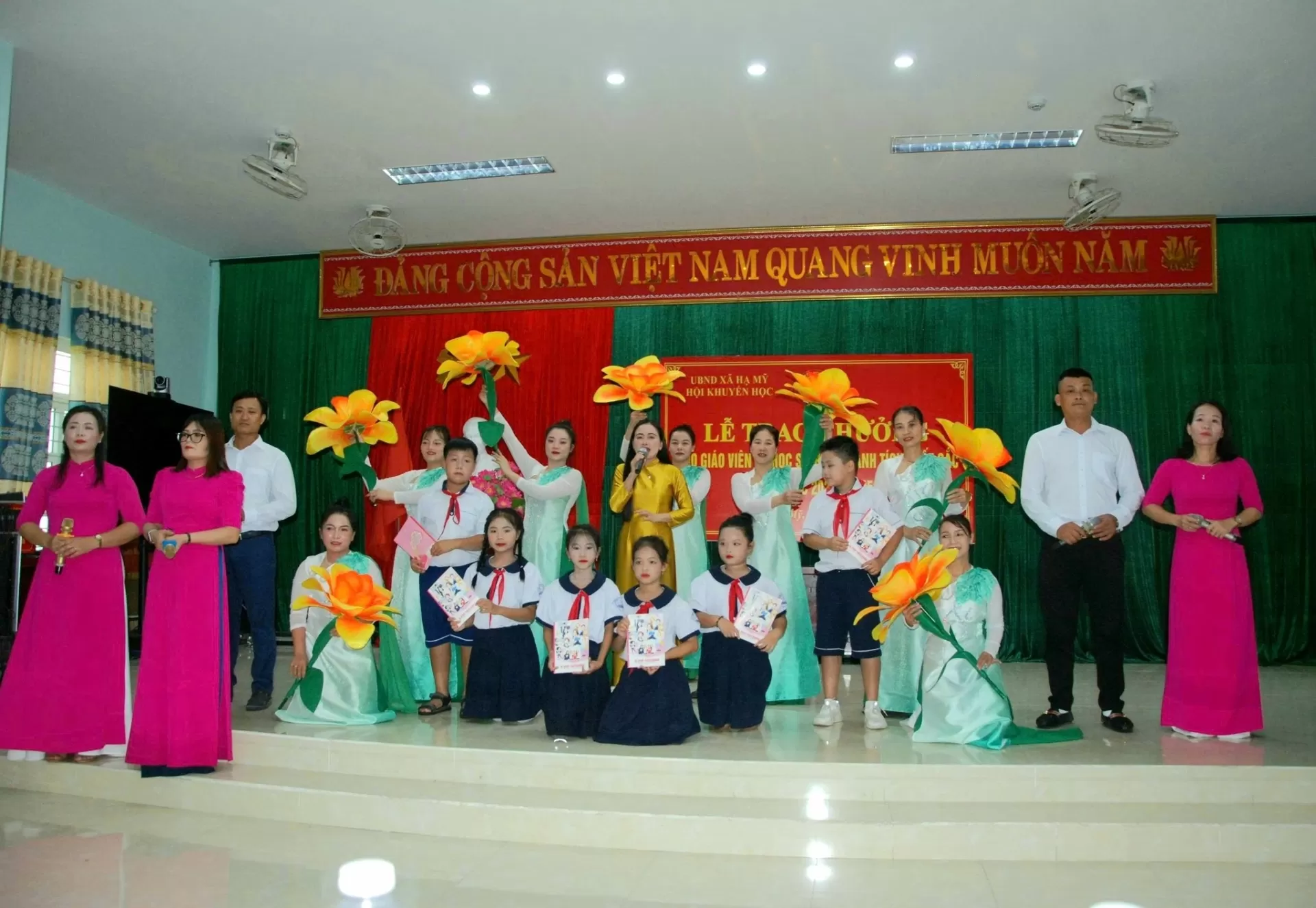 Văn nghệ tại lễ trao thưởng học sinh giỏi năm 2024 - 2025