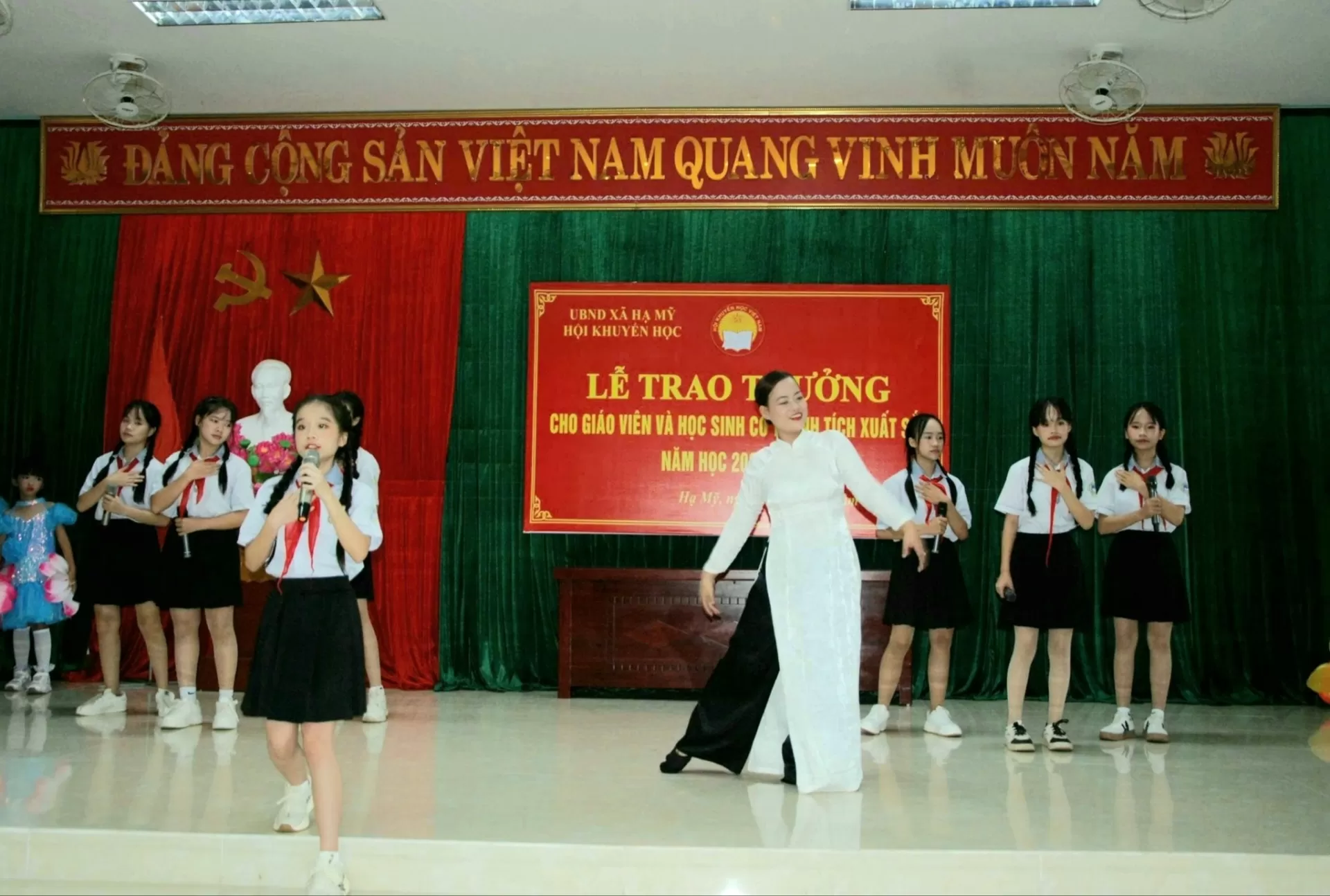 Văn nghệ tại lễ trao thưởng học sinh giỏi năm 2024 - 2025