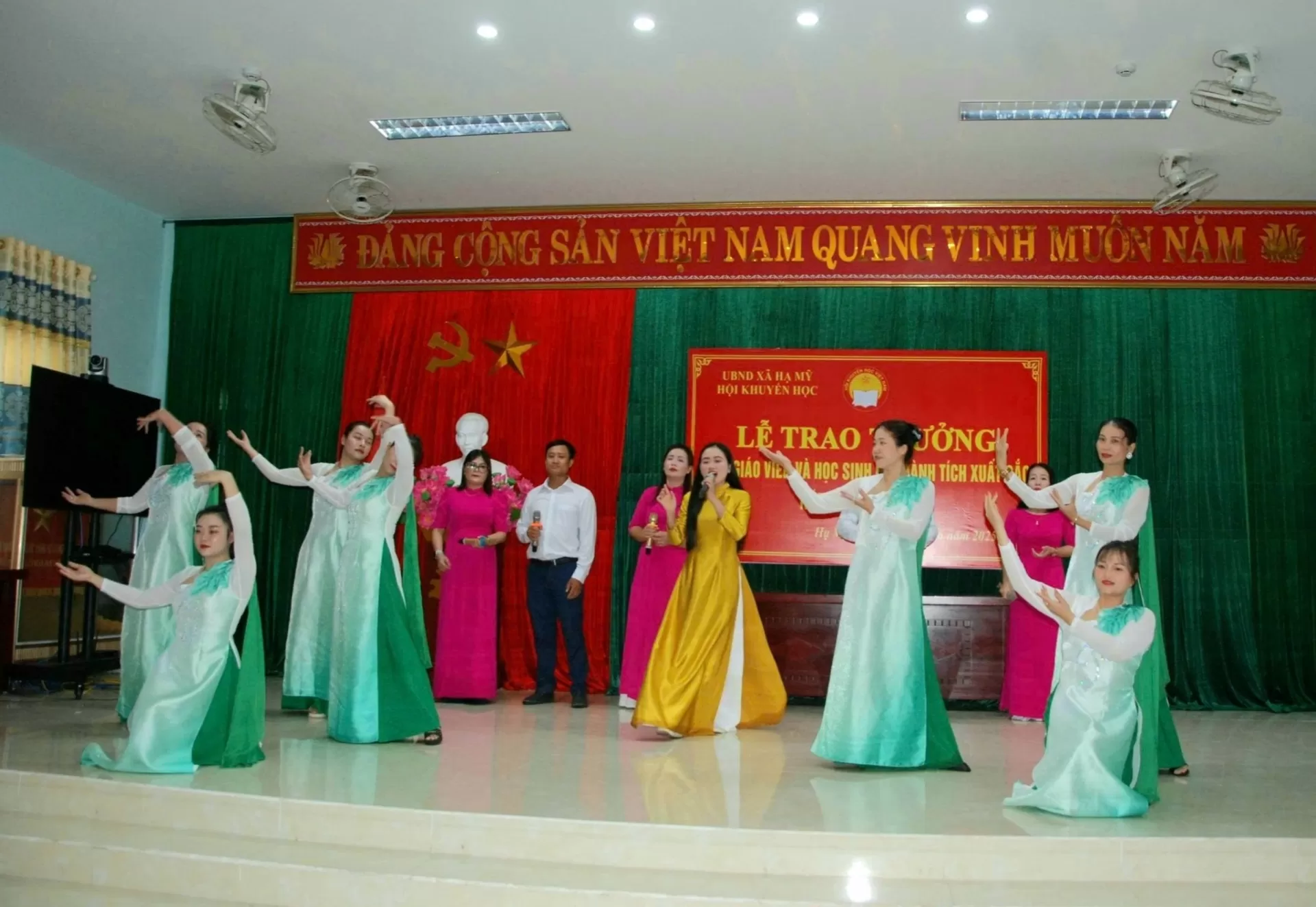 Văn nghệ tại lễ trao thưởng học sinh giỏi năm 2024 - 2025