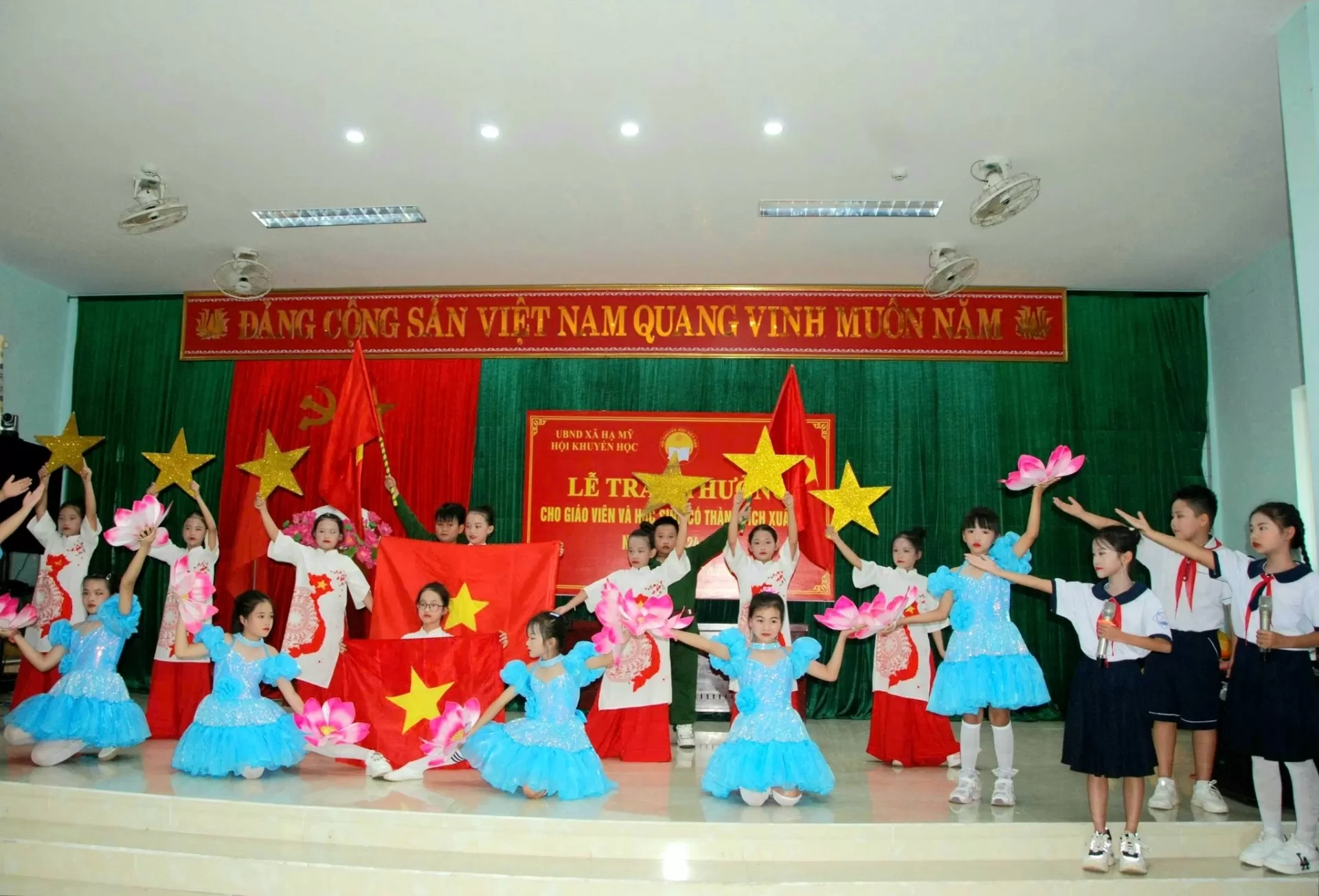 Văn nghệ tại lễ trao thưởng học sinh giỏi năm 2024 - 2025