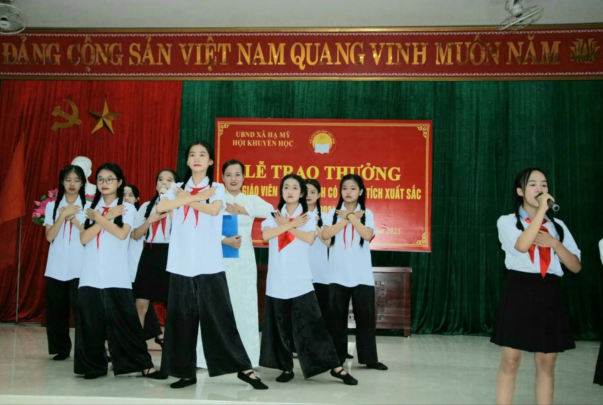 Văn nghệ tại lễ trao thưởng học sinh giỏi năm 2024 - 2025