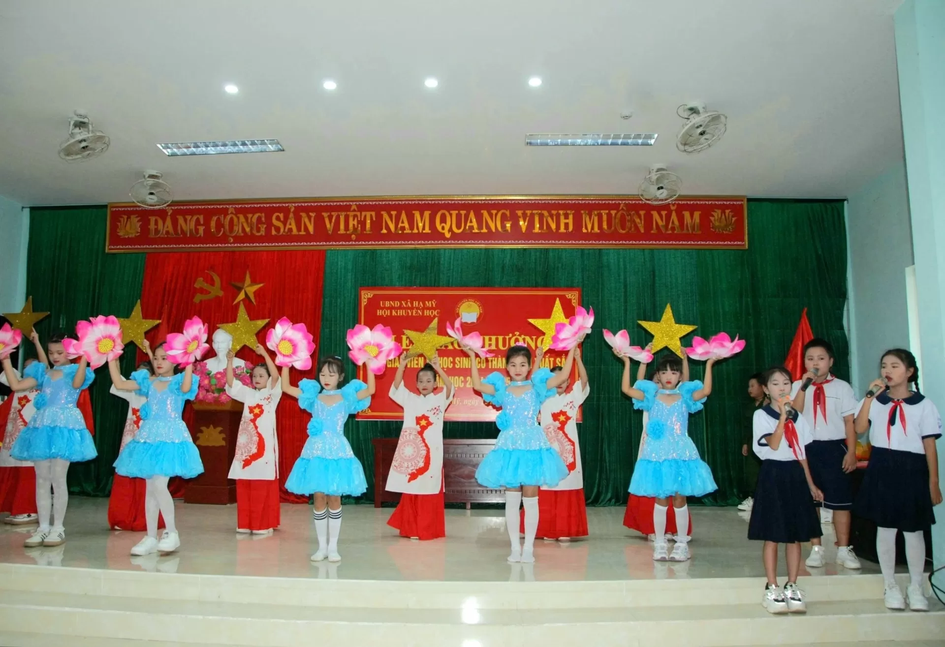 Văn nghệ tại lễ trao thưởng học sinh giỏi năm 2024 - 2025