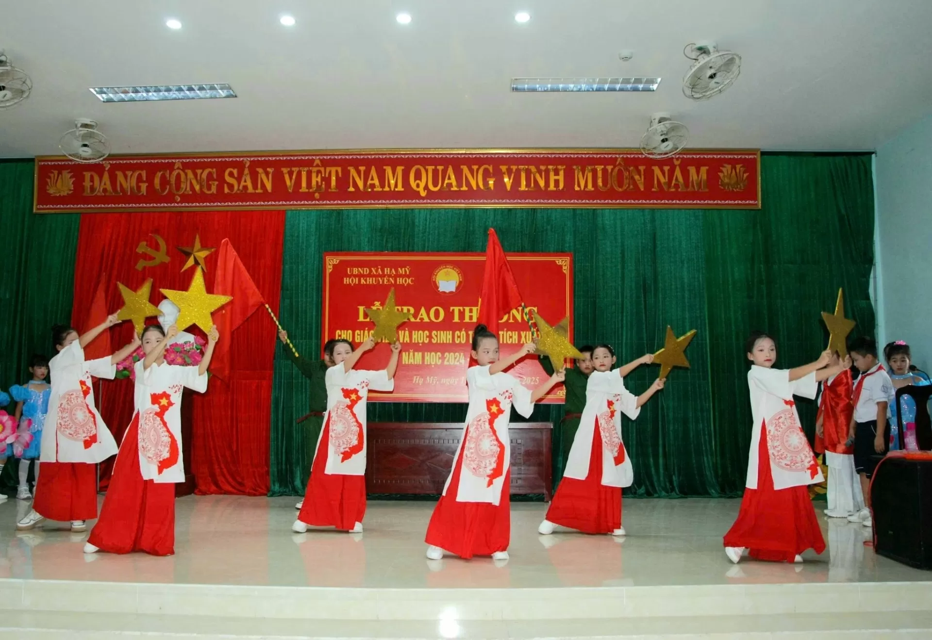 Văn nghệ tại lễ trao thưởng học sinh giỏi năm 2024 - 2025