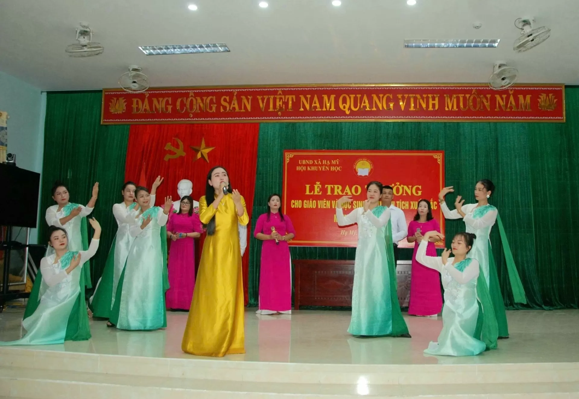 Văn nghệ tại lễ trao thưởng học sinh giỏi năm 2024 - 2025