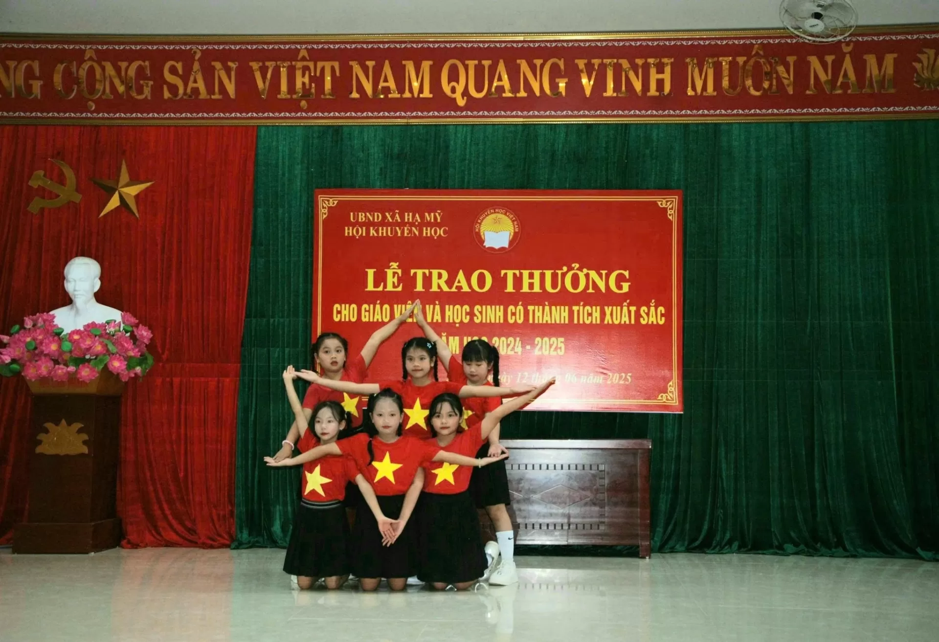 Văn nghệ tại lễ trao thưởng học sinh giỏi năm 2024 - 2025