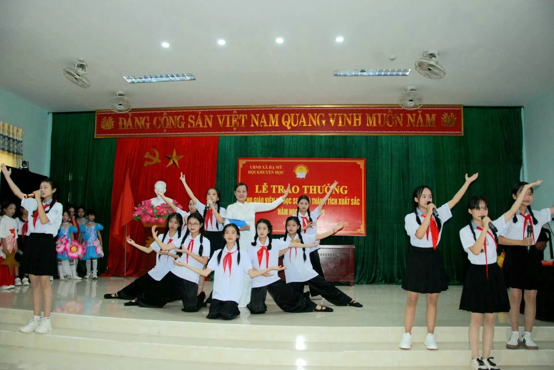 Văn nghệ tại lễ trao thưởng học sinh giỏi năm 2024 - 2025