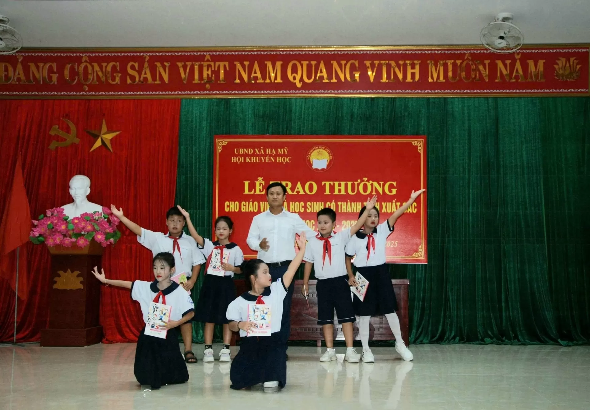 Văn nghệ tại lễ trao thưởng học sinh giỏi năm 2024 - 2025