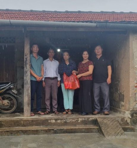 Trao quà cho các hoàn cảnh khó khăn, ốm đau dài ngày