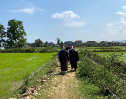 Thăm và khảo sát nền đất cũ của chùa Cao Lao Hạ