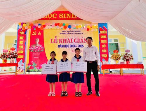 Mệ Lưu Thị Thanh Sơn tặng sách giáo khoa cho học sinh nghèo